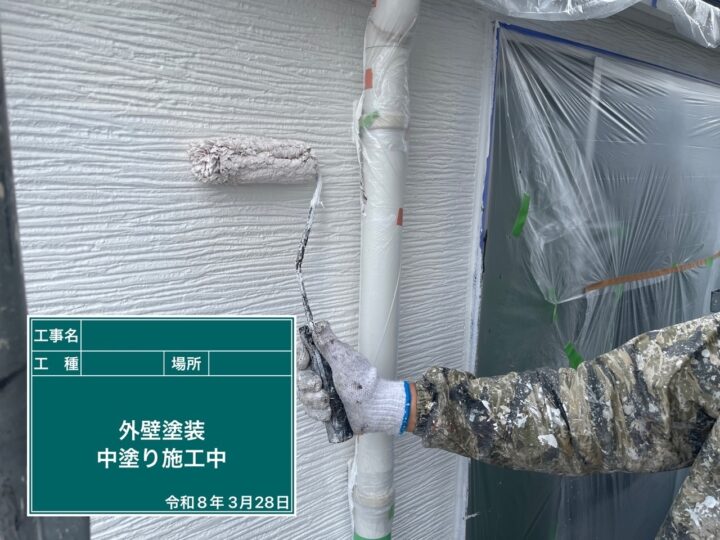 中塗り施工中